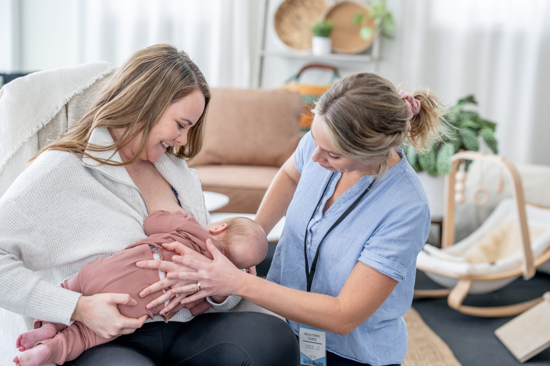 professionista sanitaria mostra a una donna come allattare al seno il suo bambino