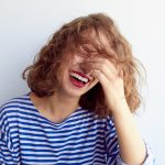 giovane donna con capelli rossi ride