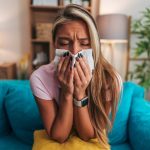 donna che si soffia il naso