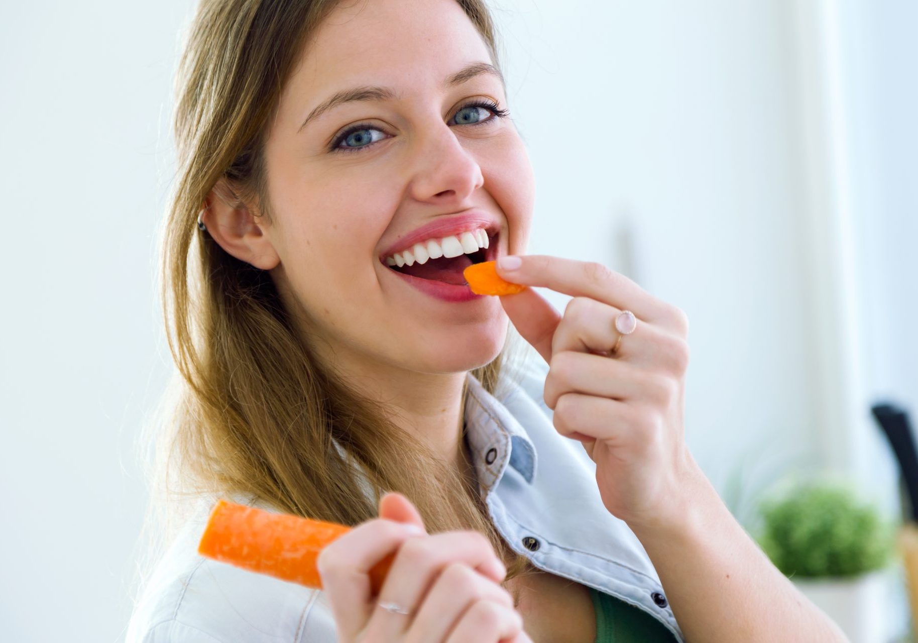 vitamina-a_cover donna sorridente che mangia una carota