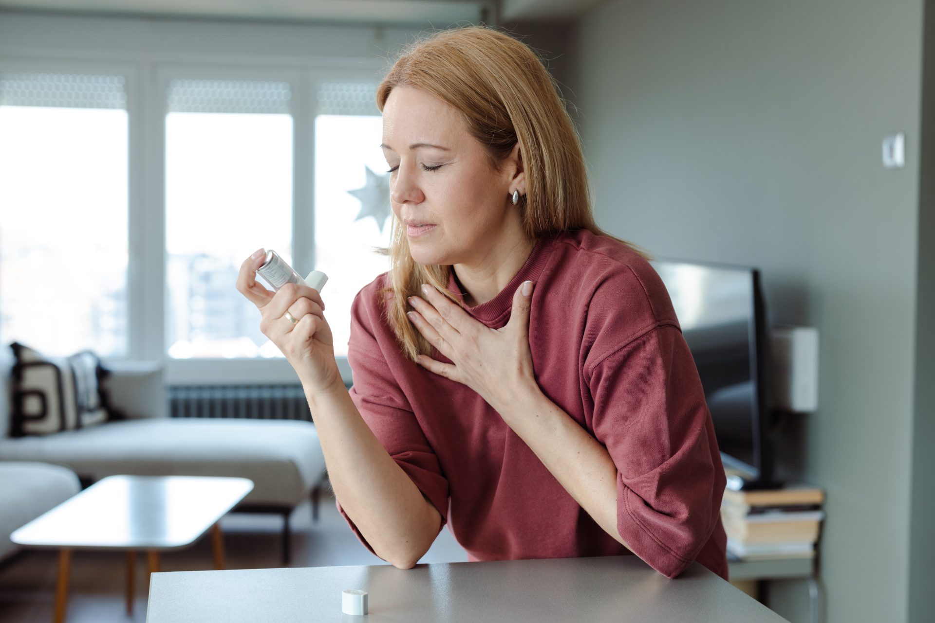 donna con affanno utilizza farmaco broncodilatatore