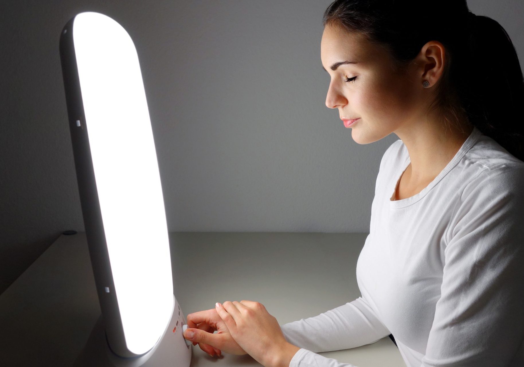 giovane donna fa sessione di fototerapia