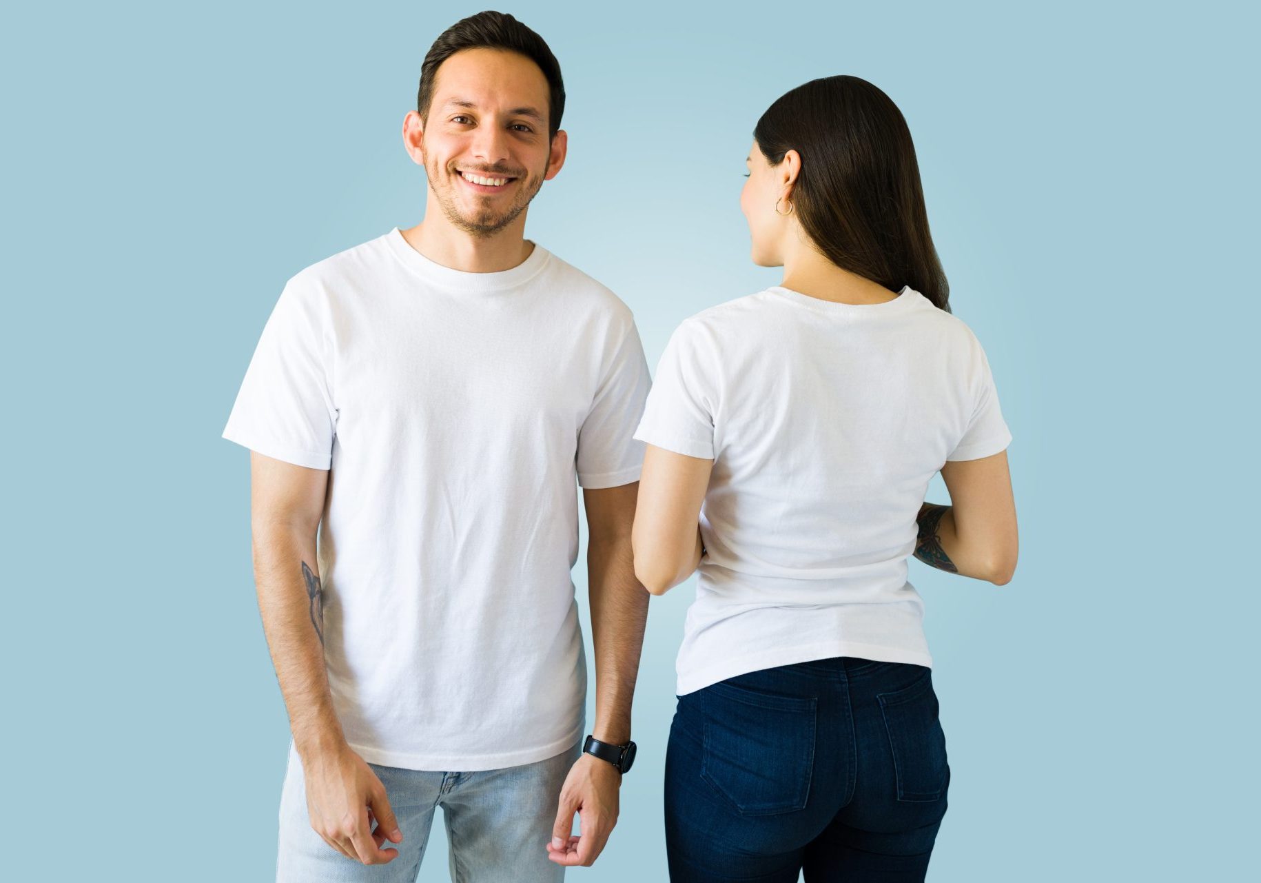 giovane uomo sorridente accanto a giovane donna di spalle