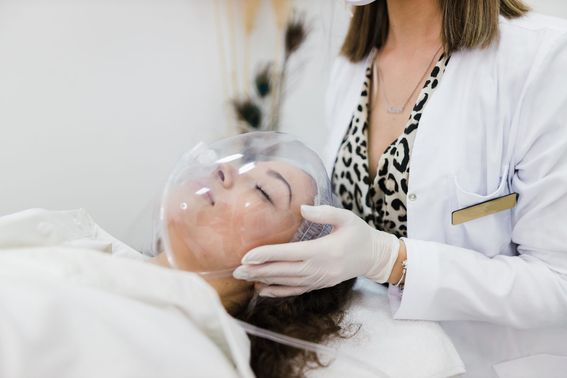 donna riceve trattamento di ossigenoterapia da dermatologa