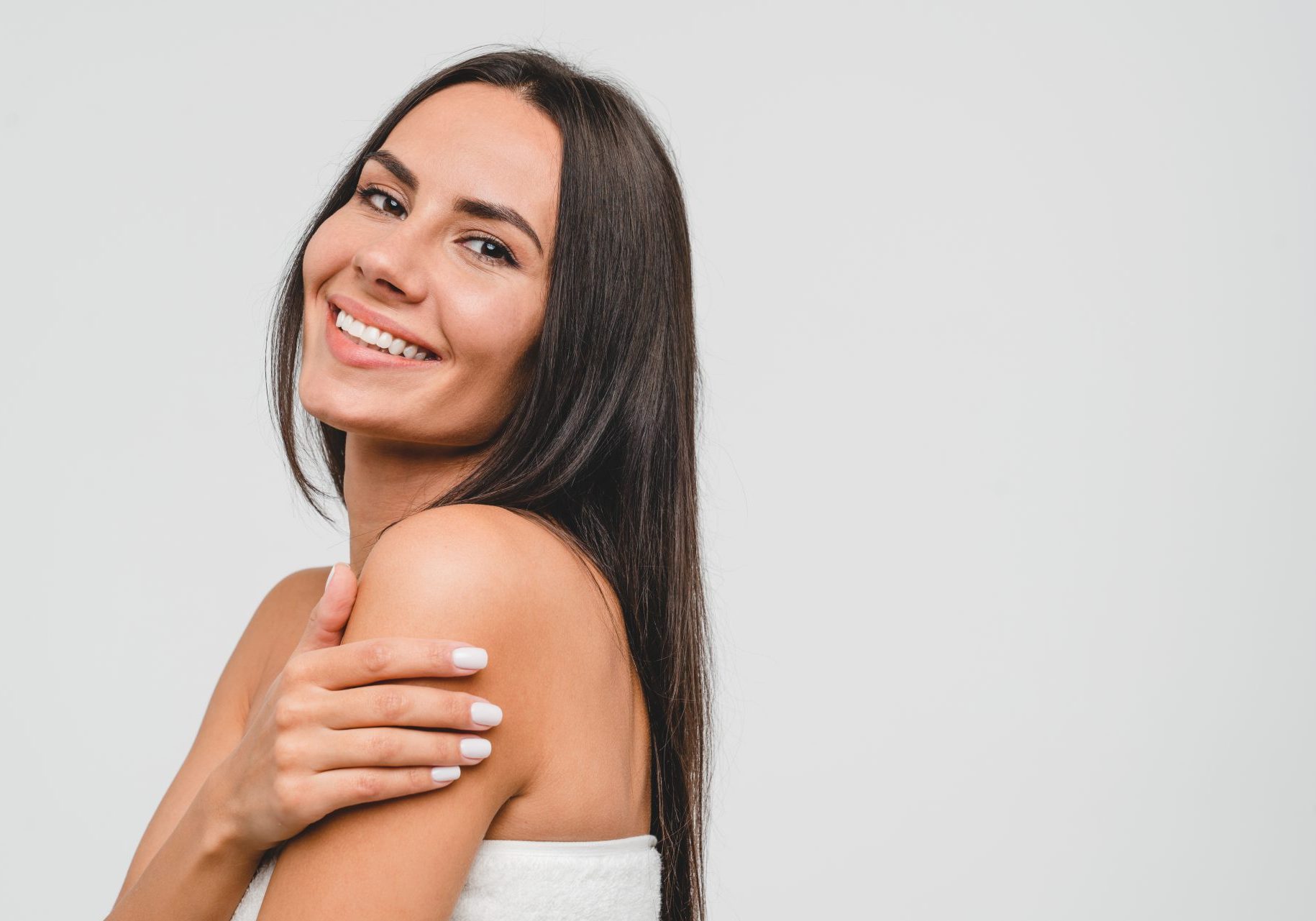 donna sorridente con capelli lunghi castani