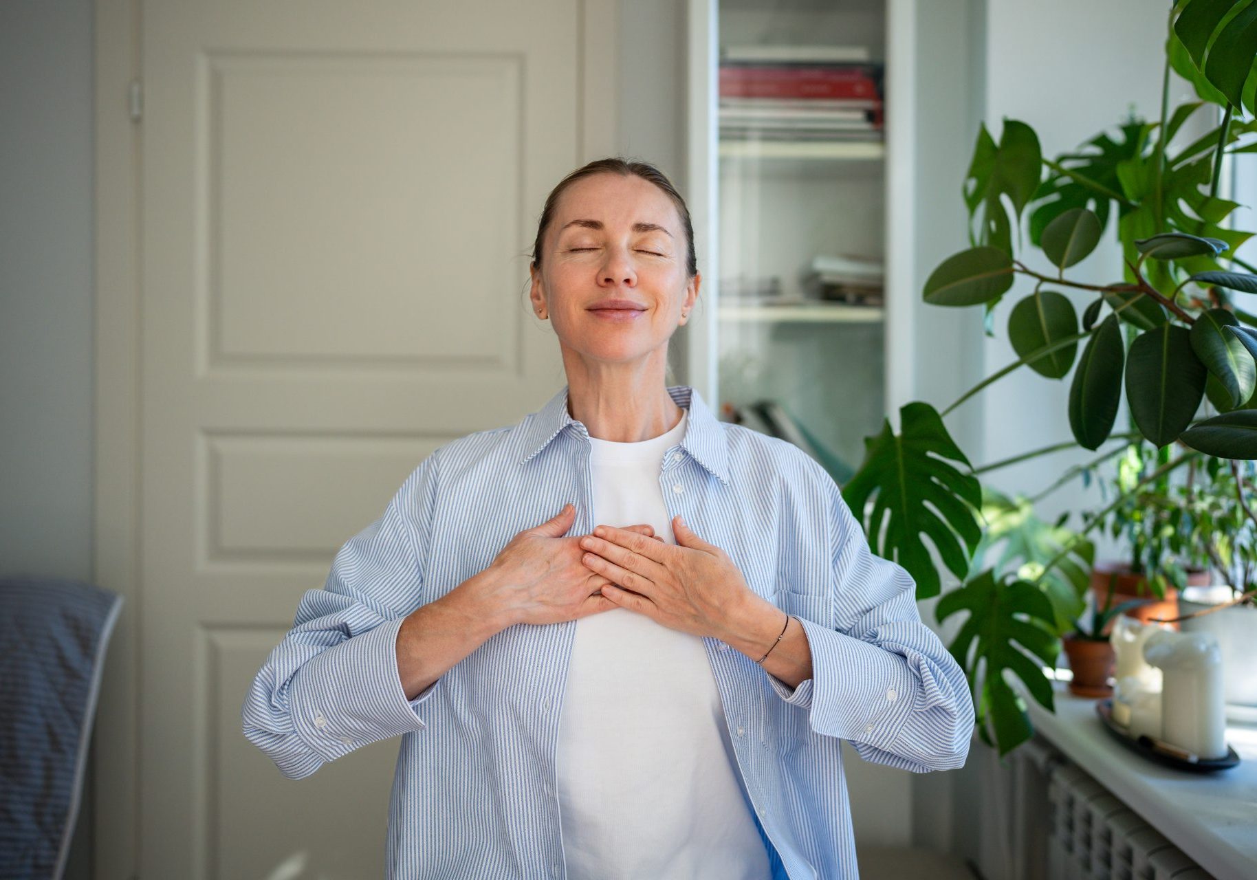 donna respira con le mani sul torace