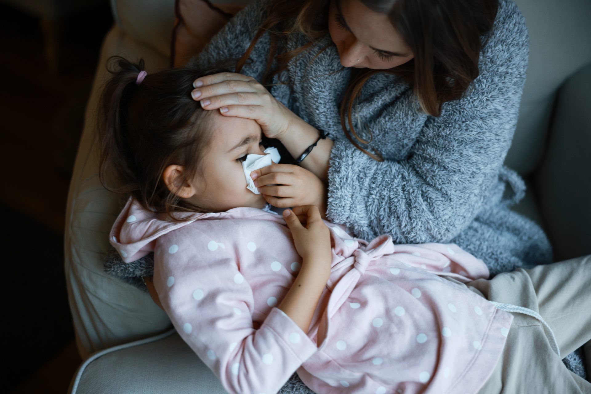 bambina con raffreddore accudita dalla mamma