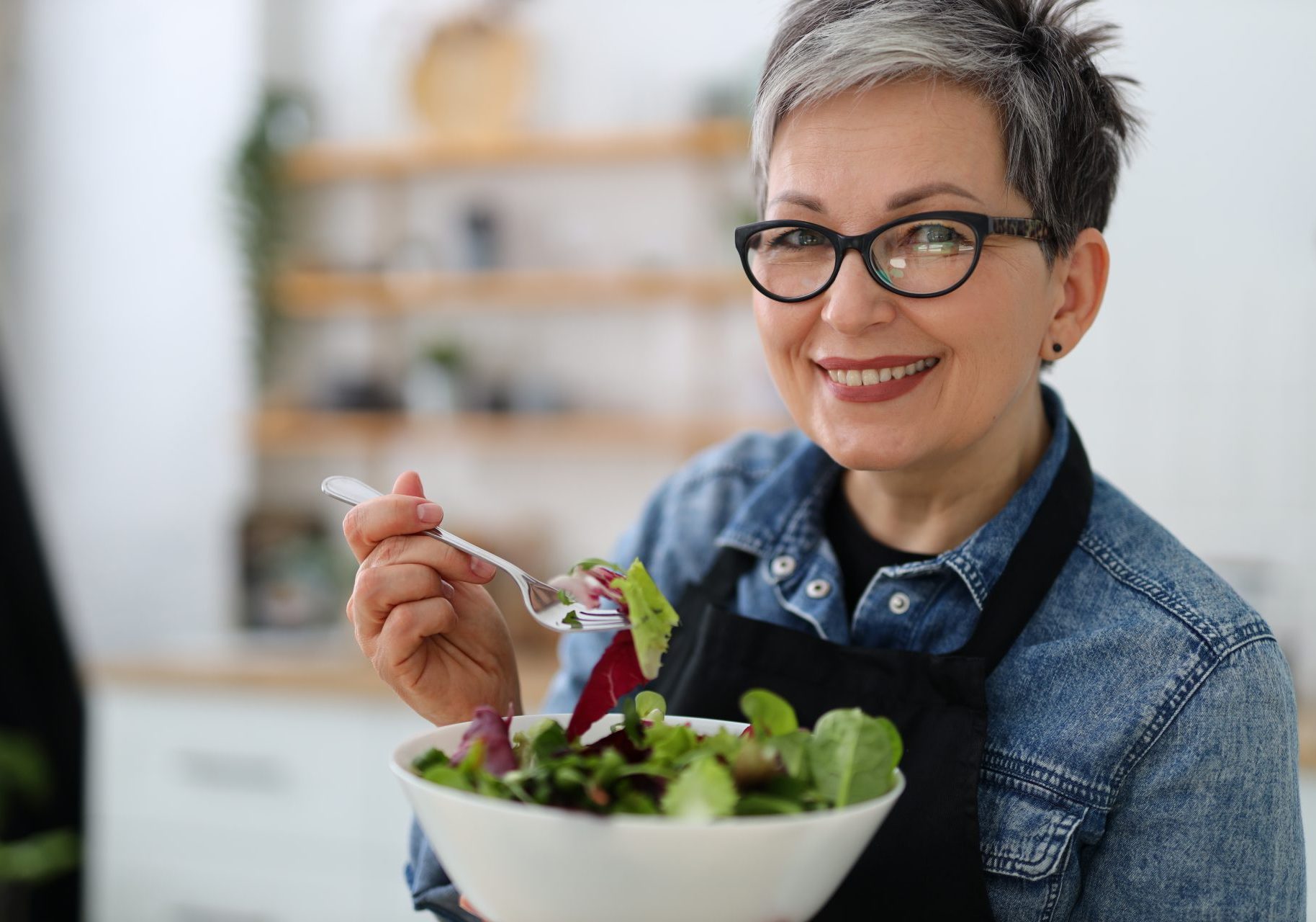 vitamina-b9_cover Donna anziana sorridente mangia insalata