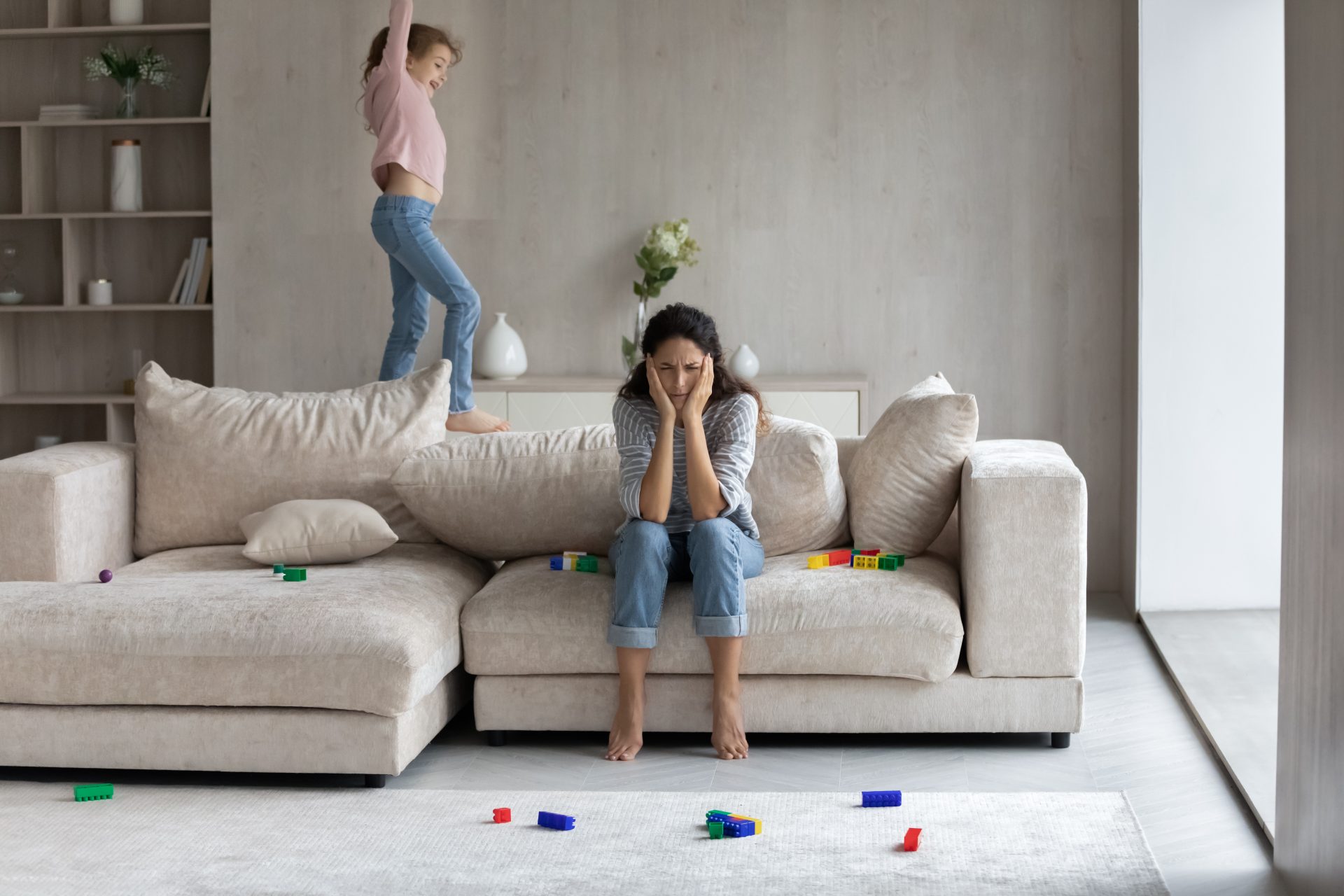 madre stressata perché figlia cammina sul divano