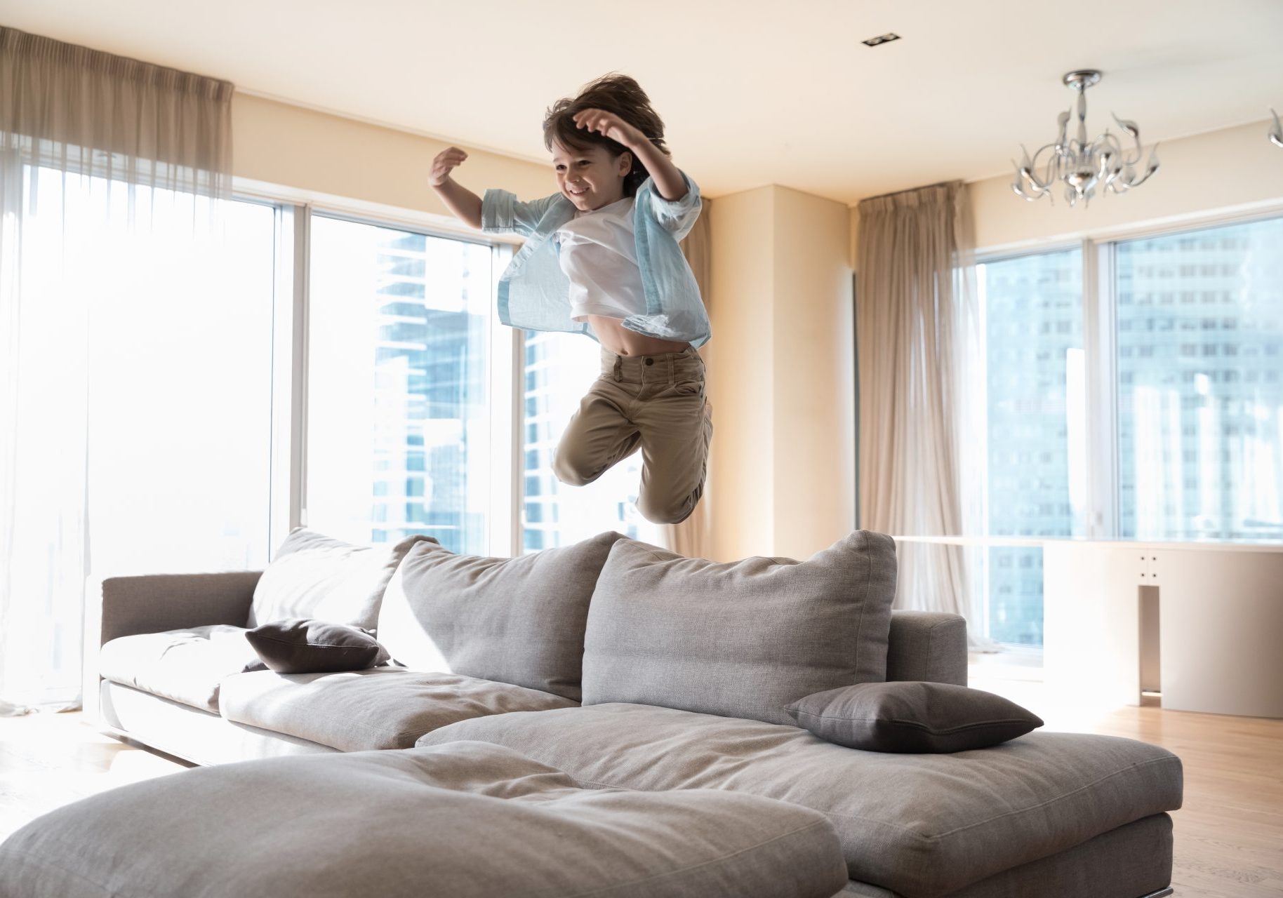 bambino salta sul divano