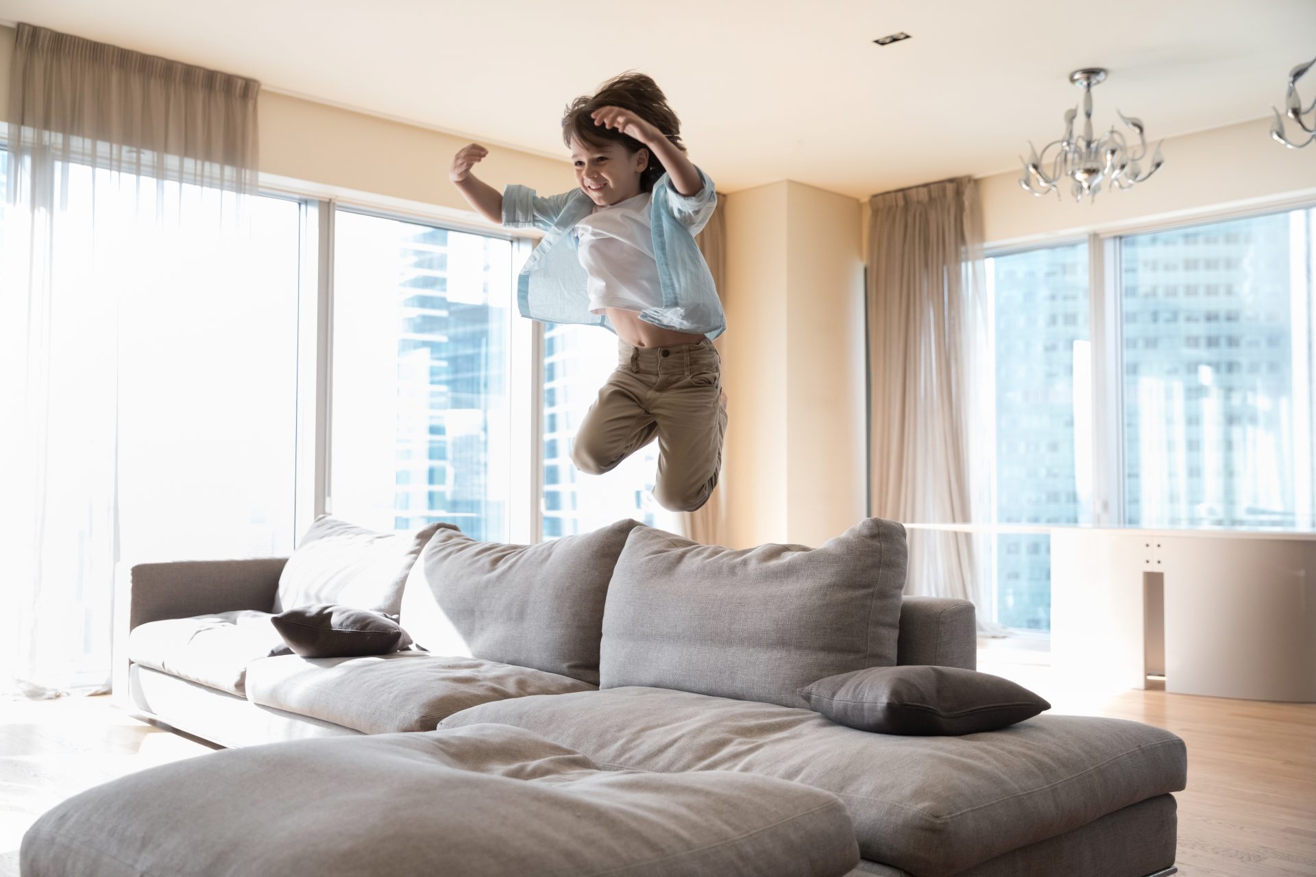 bambino salta sul divano