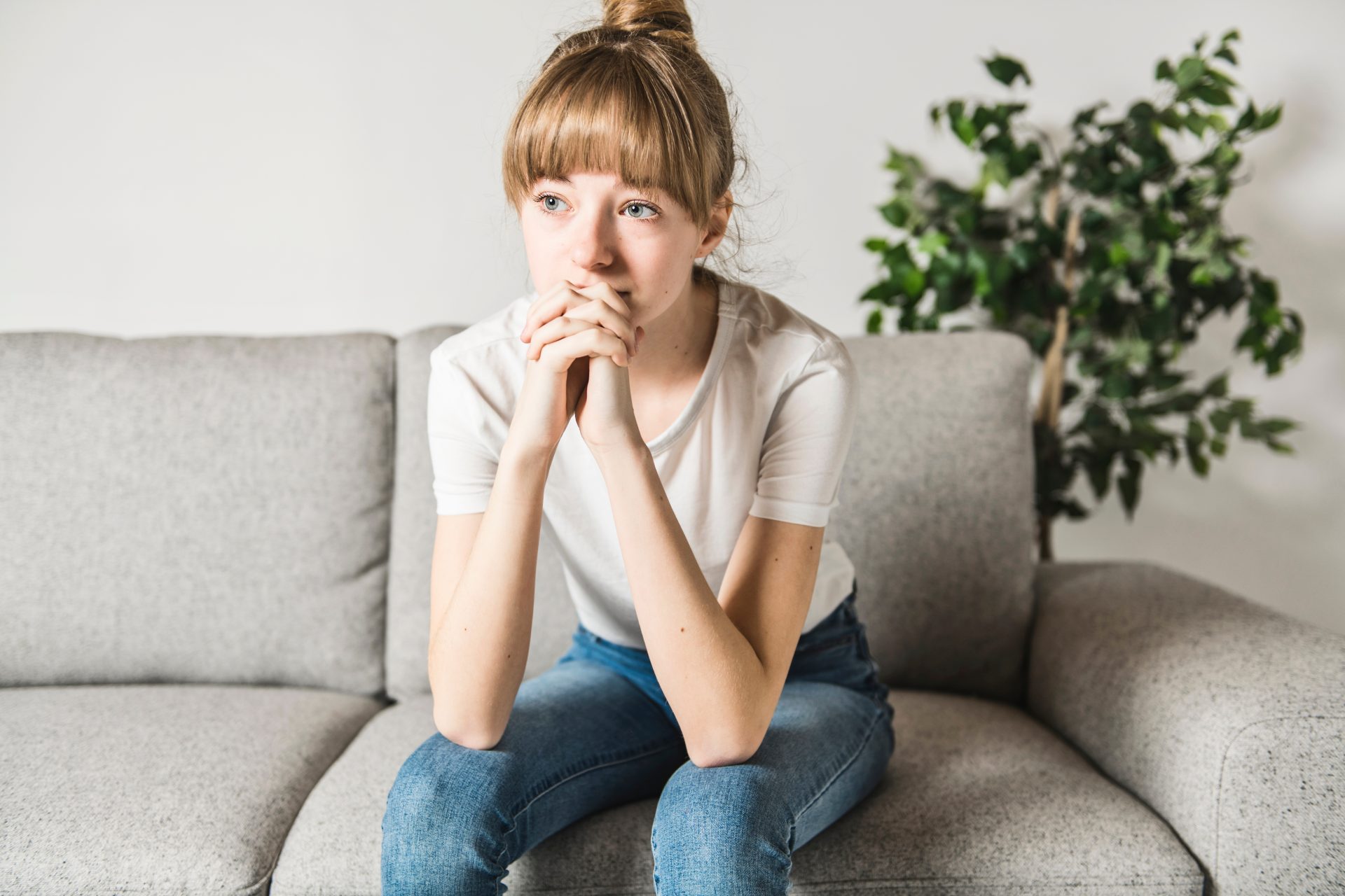 ragazza preoccupata sul divano