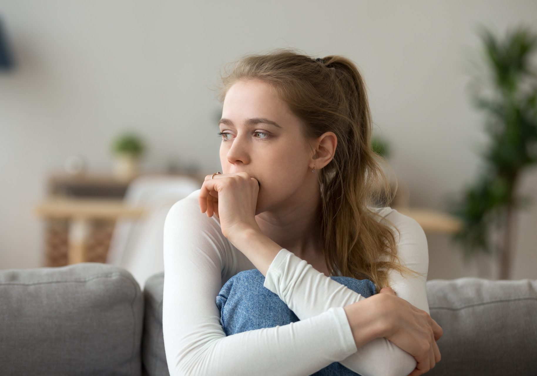 ragazza preoccupata sul divano