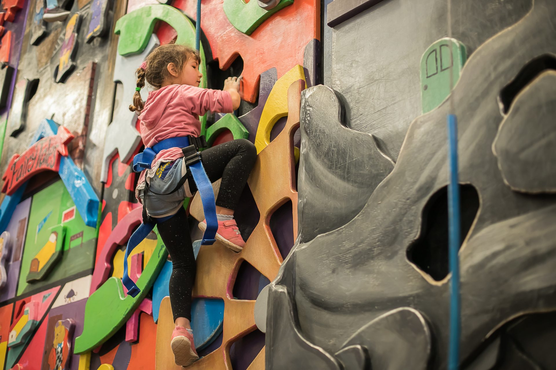 bambina fa scalata sportiva indoor