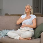 donna anziana seduta sul divano