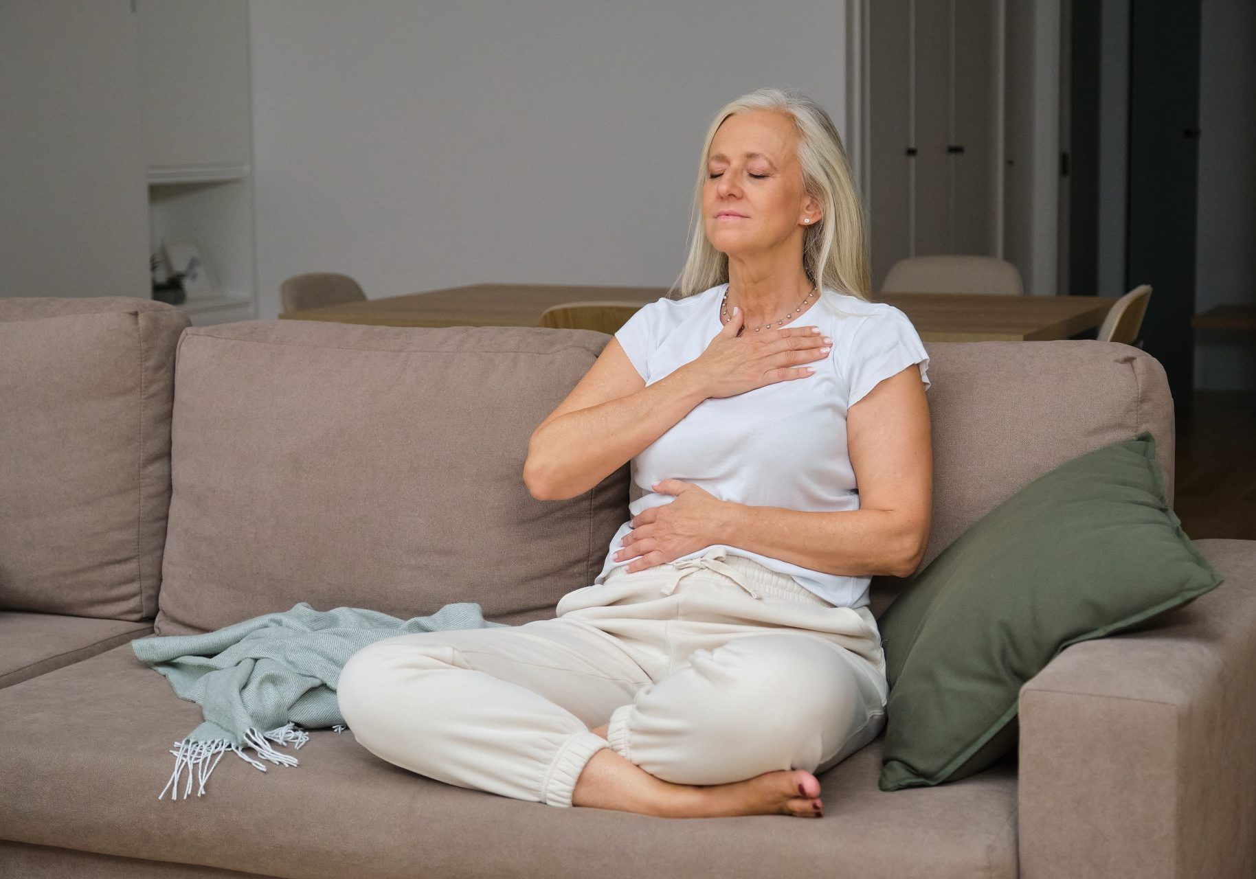 donna anziana seduta sul divano