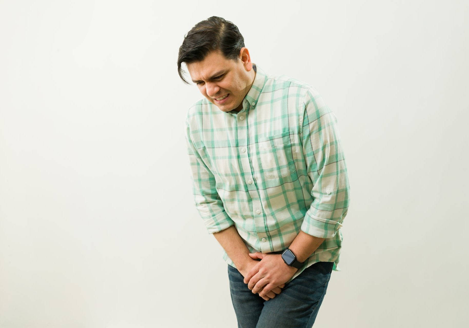 uomo con urgenza di urinare