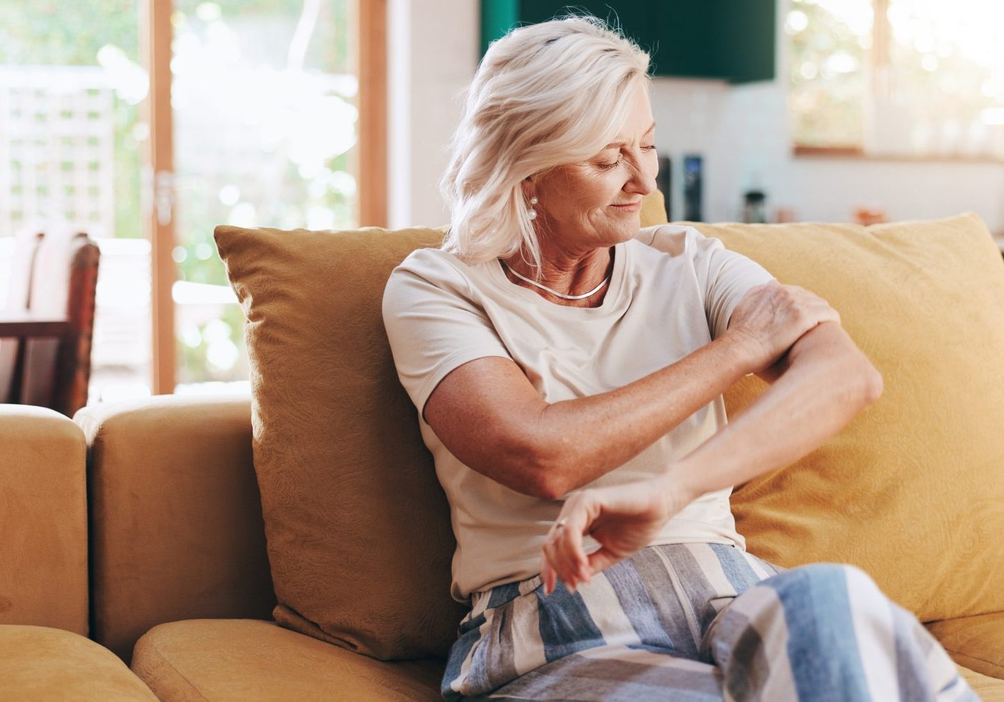 donna anziana seduta sul divano