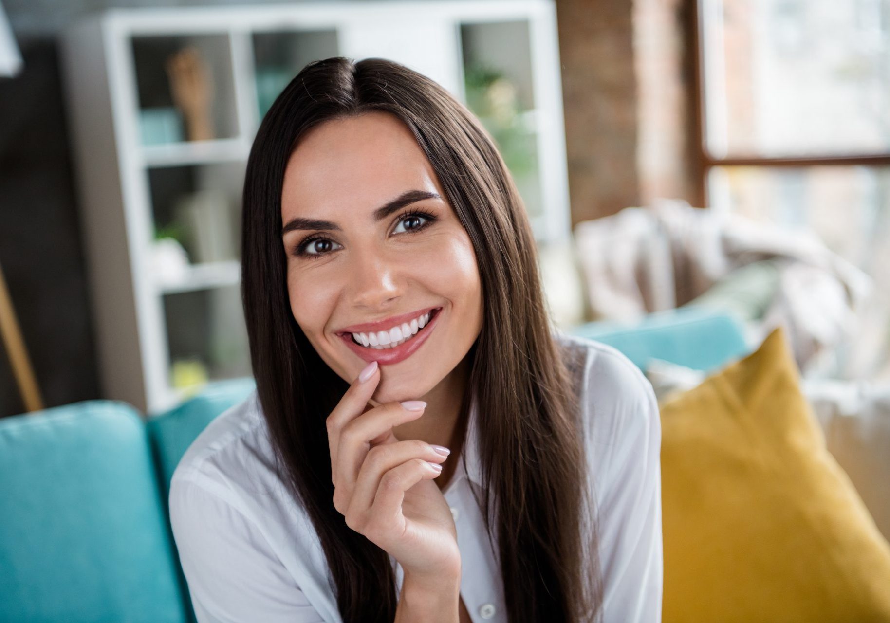 donna con lunghi capelli castani sorridente