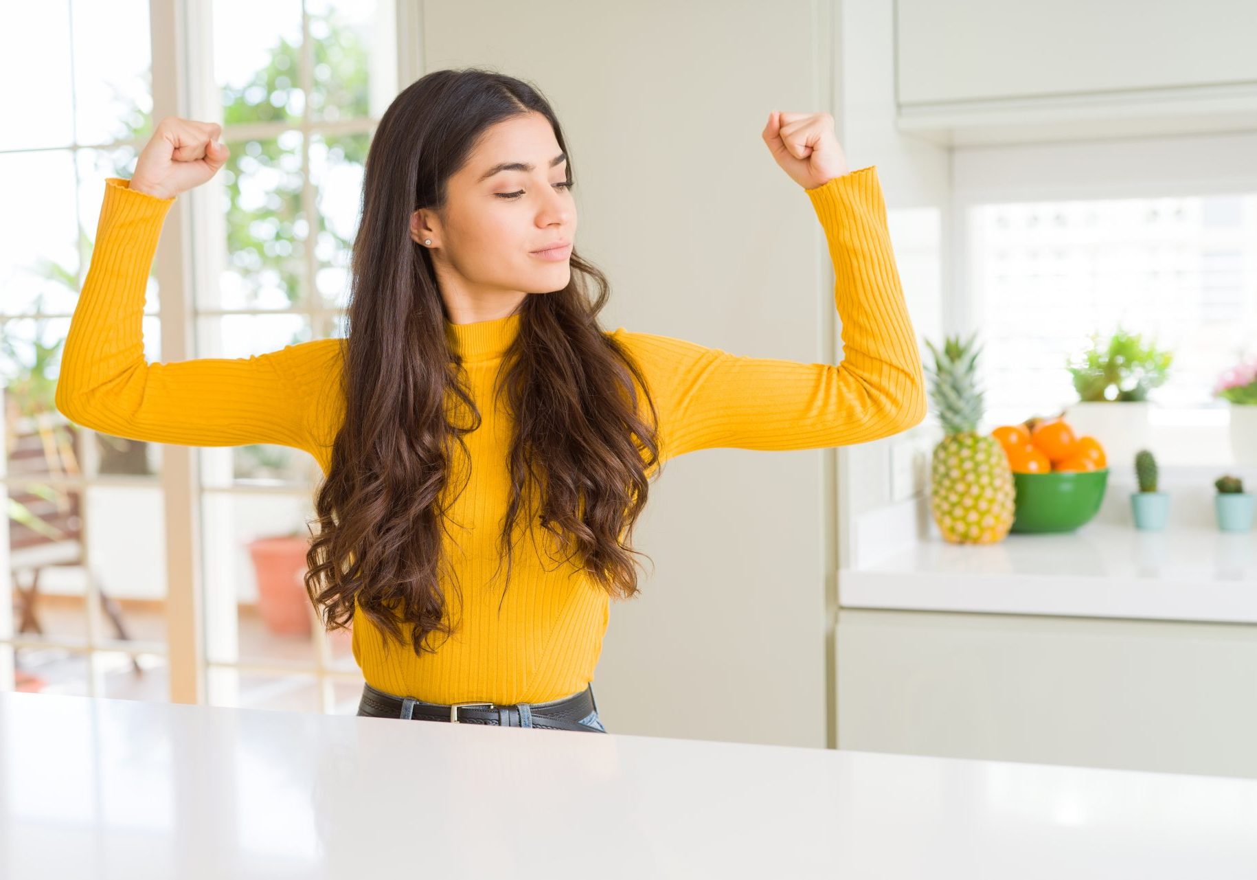 ragazza solleva le braccia in segno di forza
