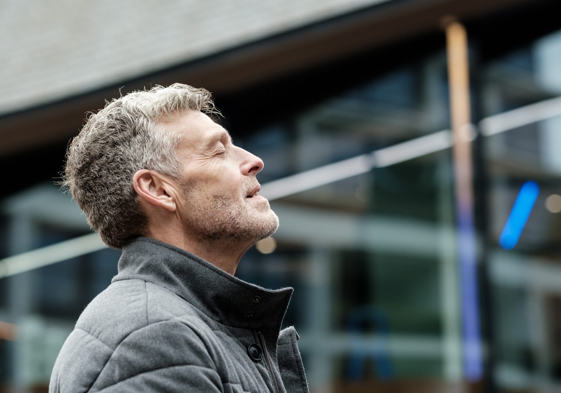 immunoterapia-tumore-polmone_cover uomo a occhi chiusi respira all'esterno