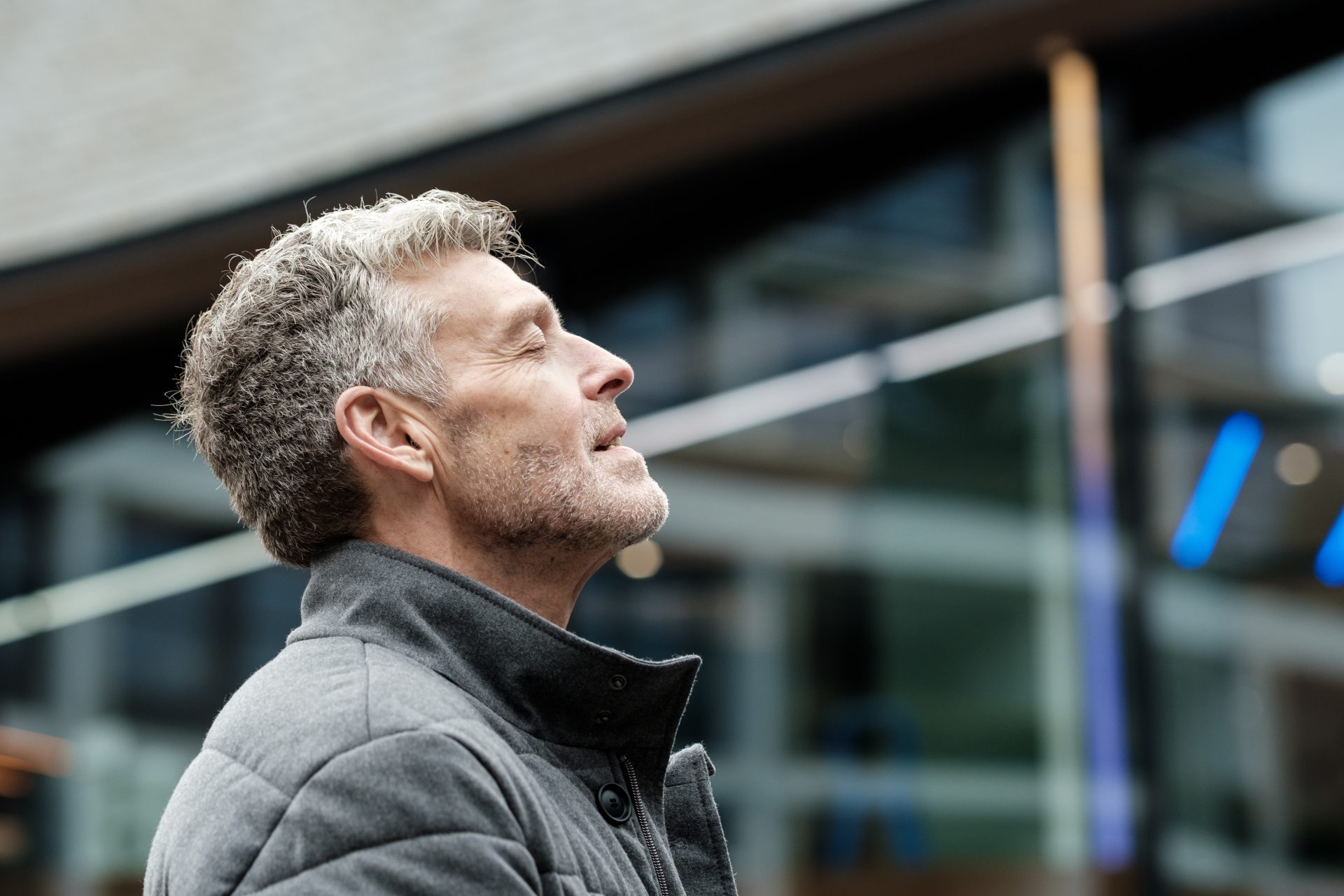 uomo a occhi chiusi respira all'esterno