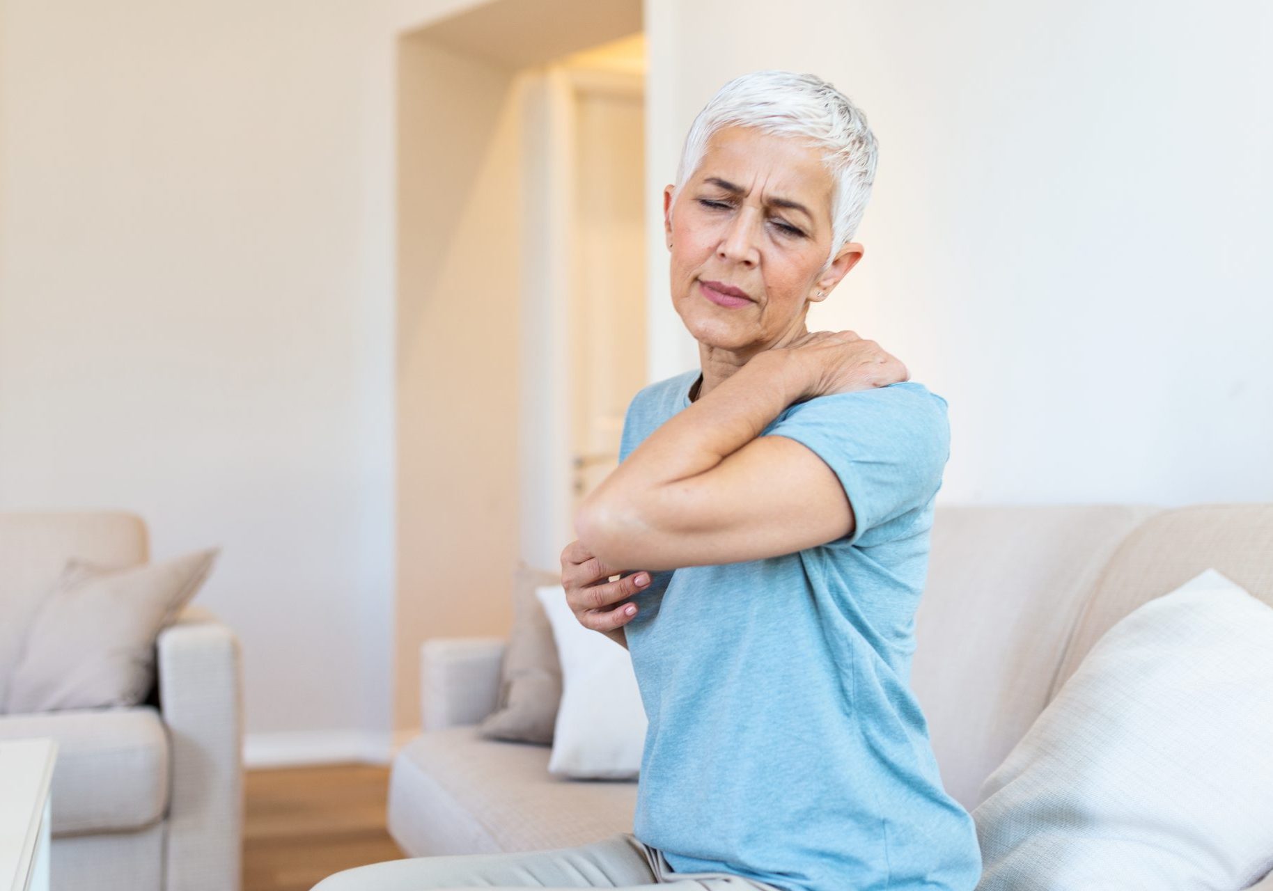 osteopenia_cover donna anziana con mal di schiena