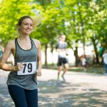 giovane donna corre maratona