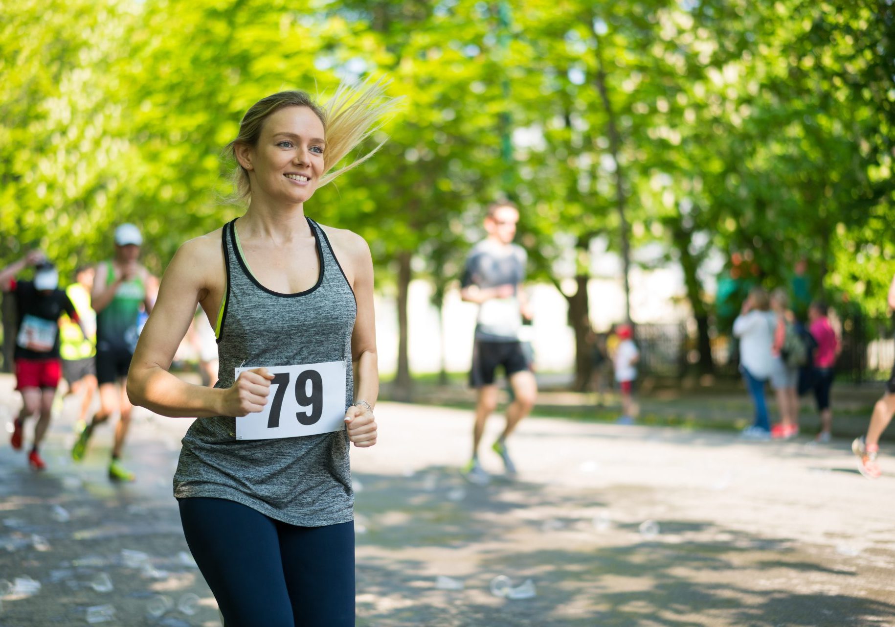 giovane donna corre maratona
