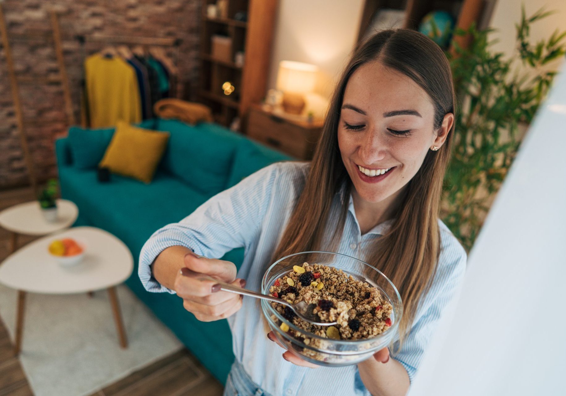 proteine-vegetali_cover giovane donna mangia cereali da una ciotola