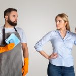 uomo vestito per pulire e donna con trapano in mano
