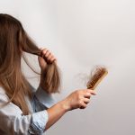 donna spazzola capelli