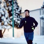 uomo corre all'esterno con la neve