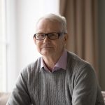 signore anziano con occhiali da vista