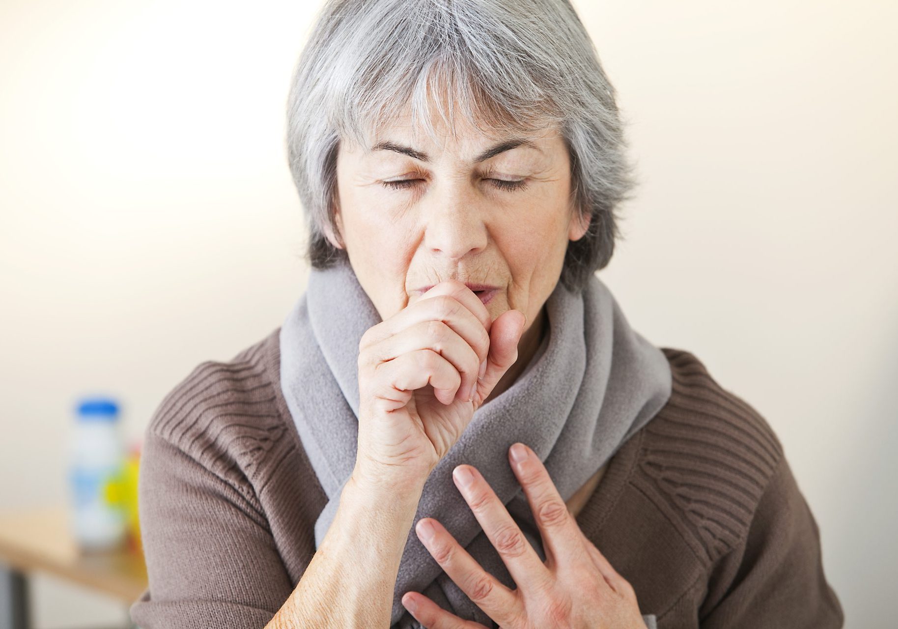 polmonite donna anziana tossisce