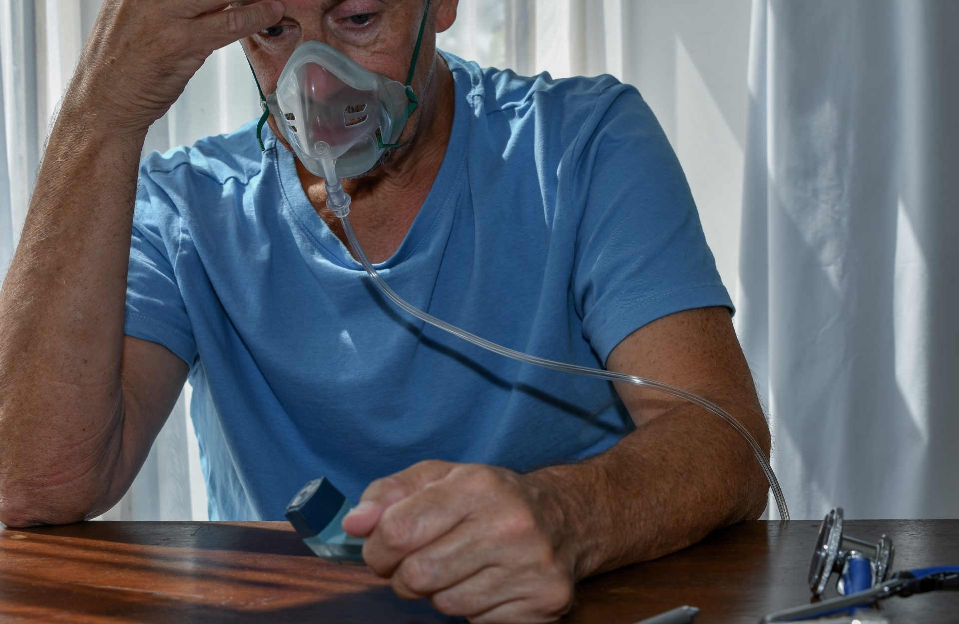 uomo anziano fa ossigenoterapia