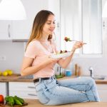 donna mangia verdure