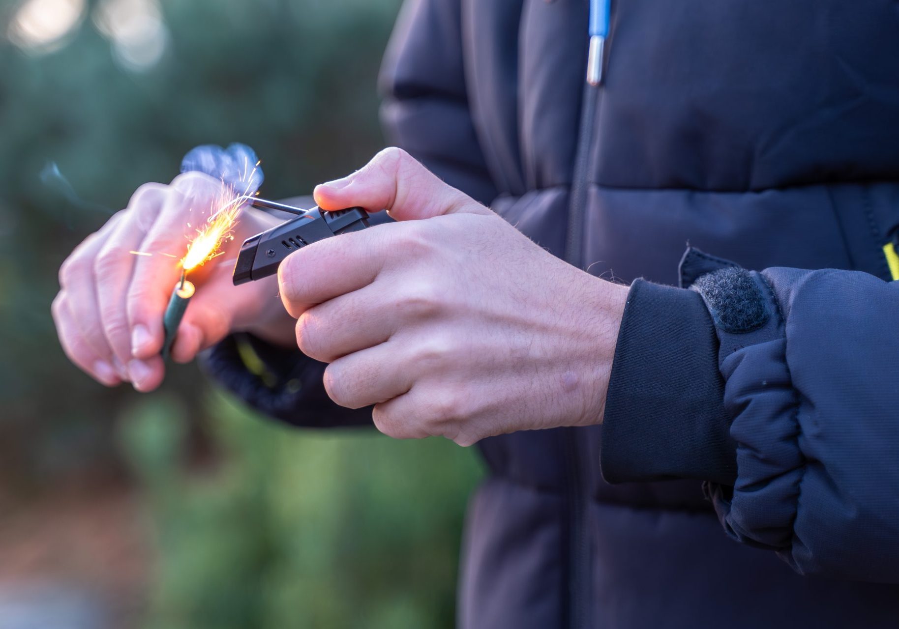 uomo accende petardo