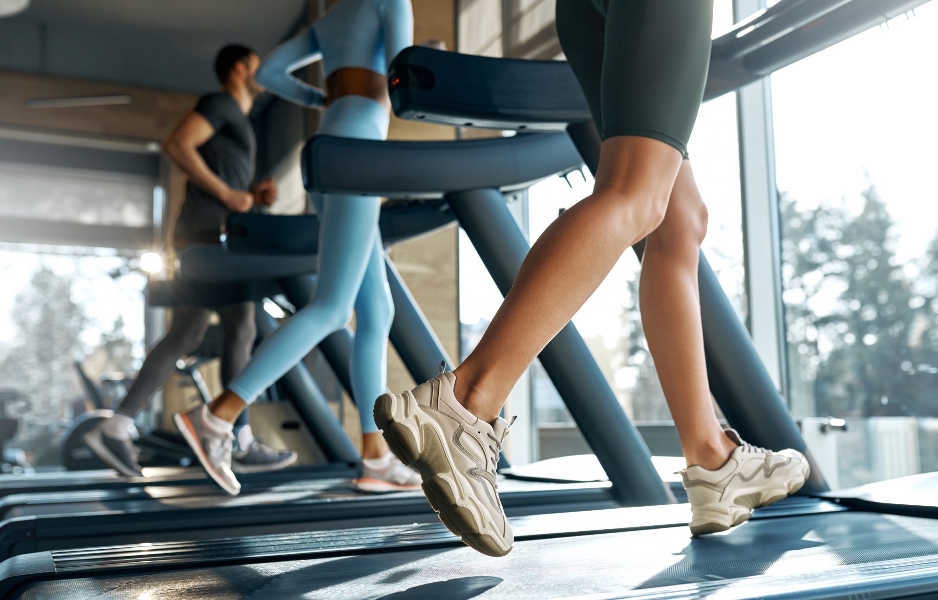 persone su tapis roulant palestra