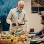 famiglia riunita a tavola