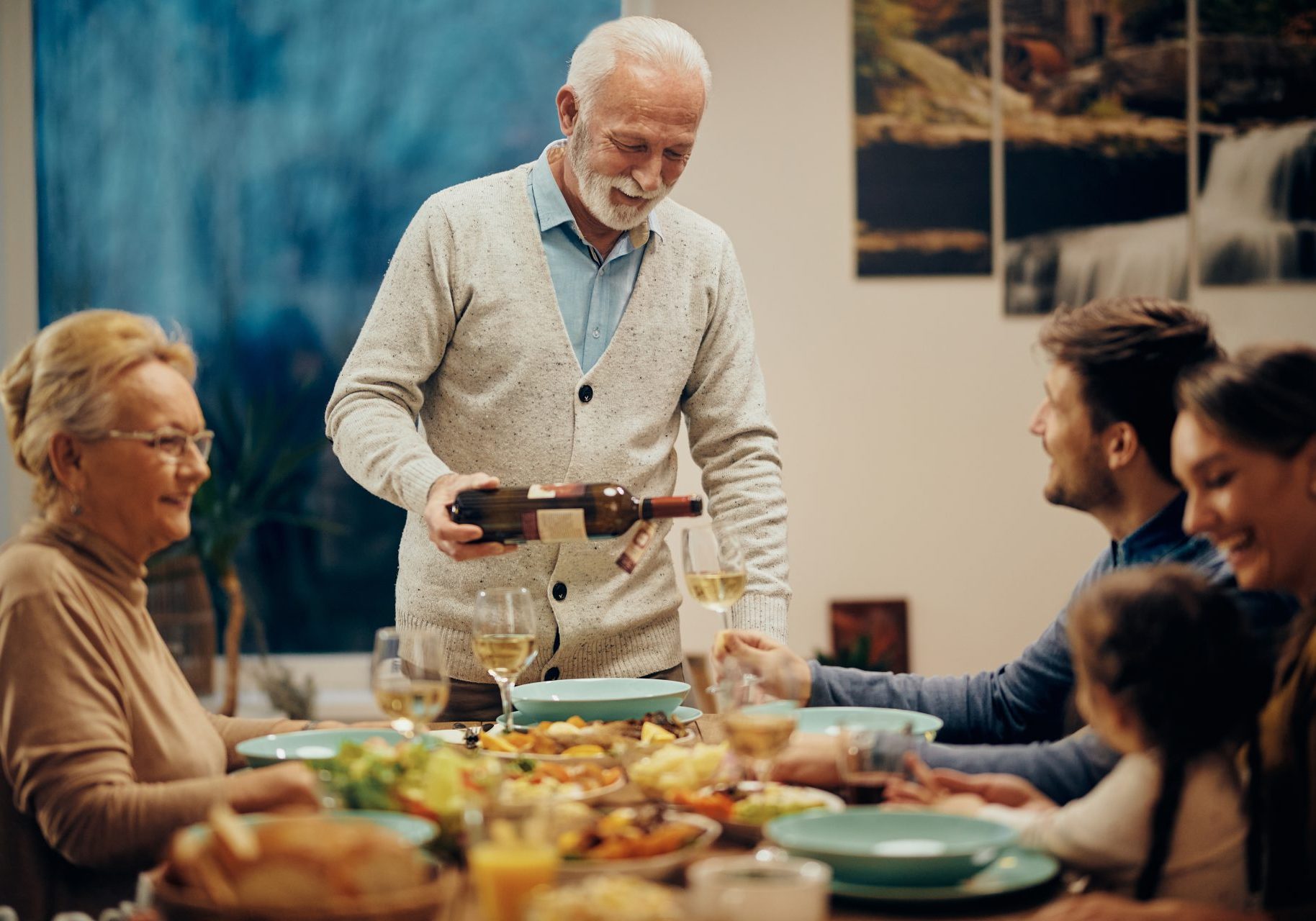 famiglia riunita a tavola