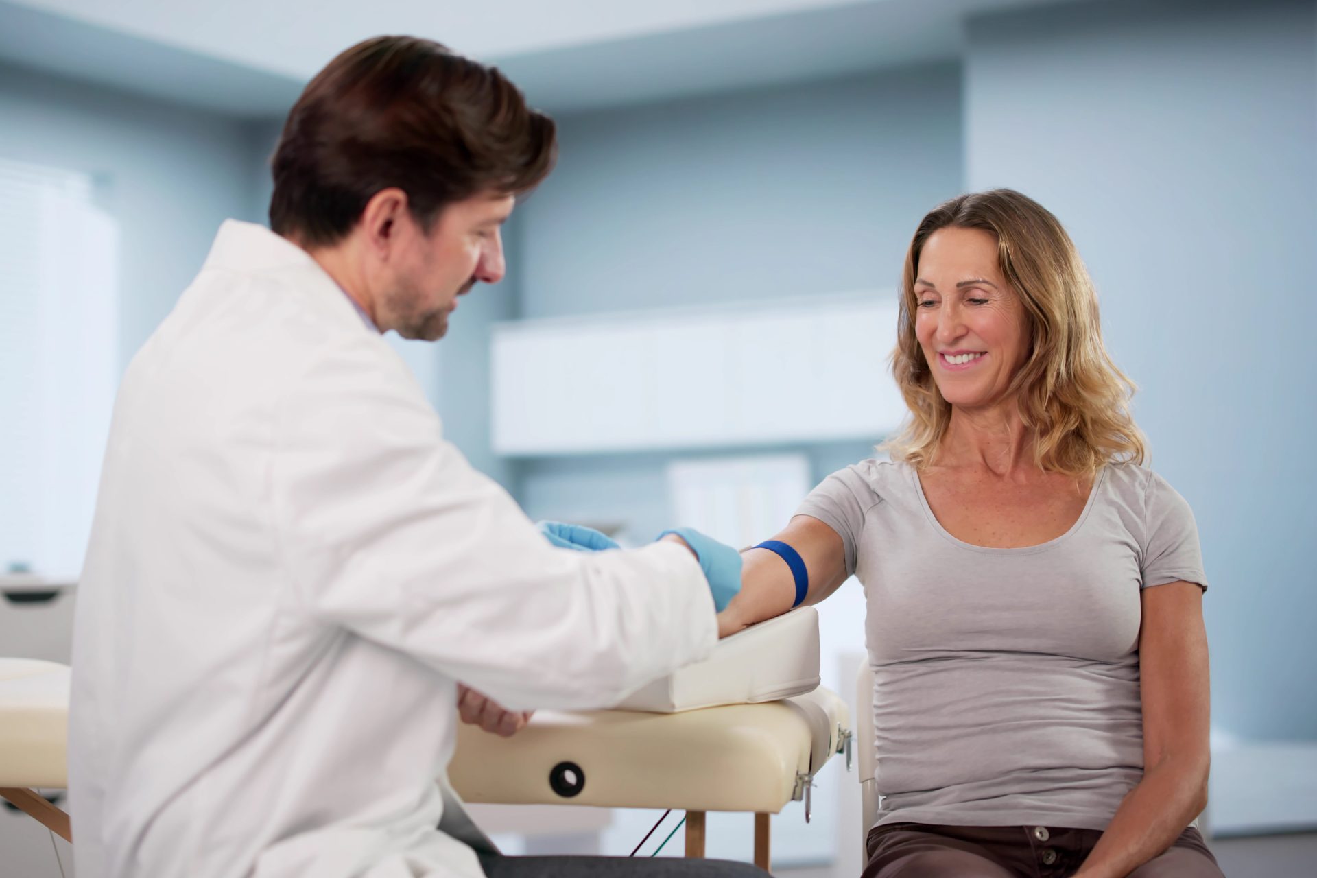 medico fa prelievo del sangue a donna