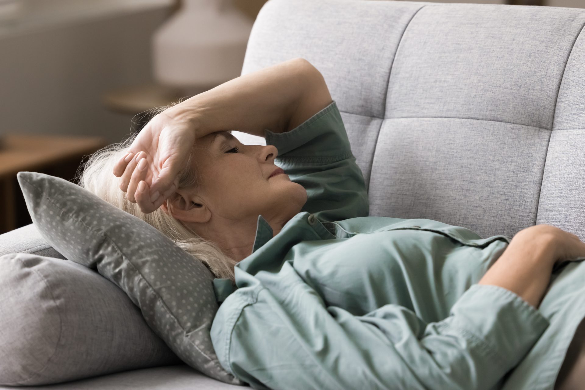 donna anziana stanca sul divano