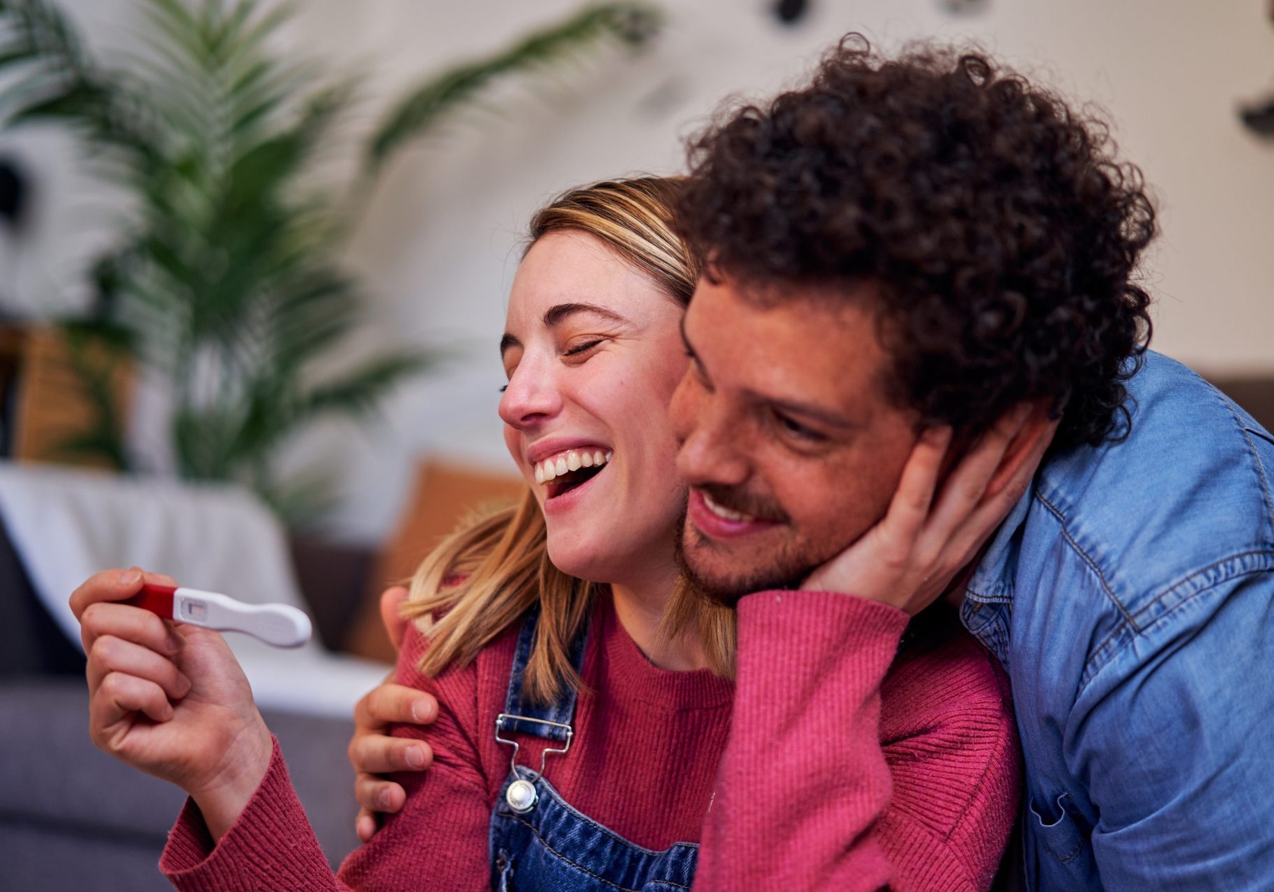 coppia felice guarda test di gravidanza