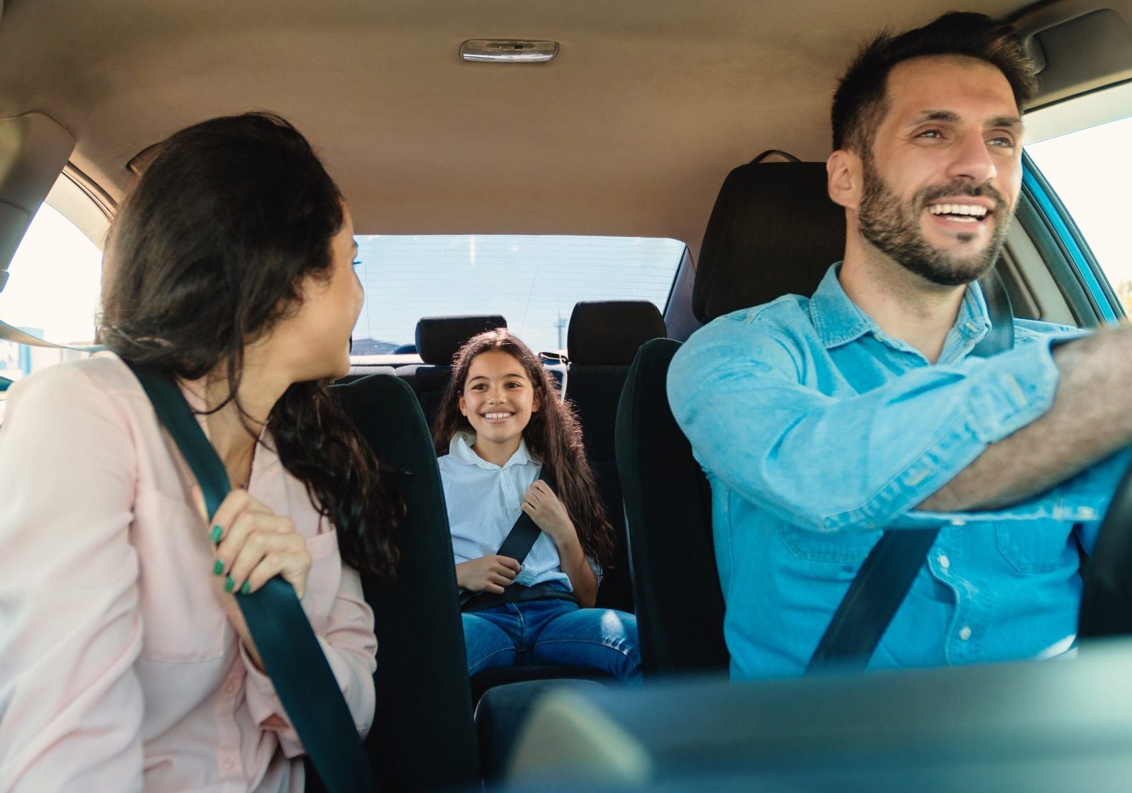 prepararsi-viaggio-lungo_cover famiglia di padre madre figlia in auto