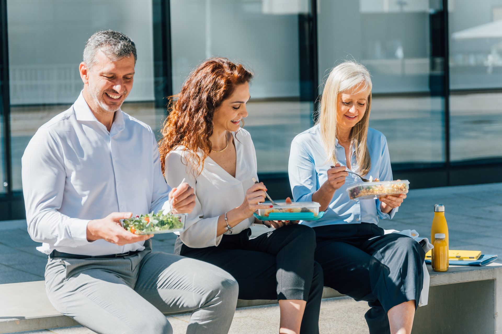 colleghi di lavoro mangiano in pausa pranzo
