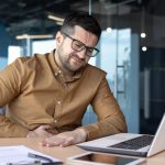 uomo con mal di stomaco a lavoro