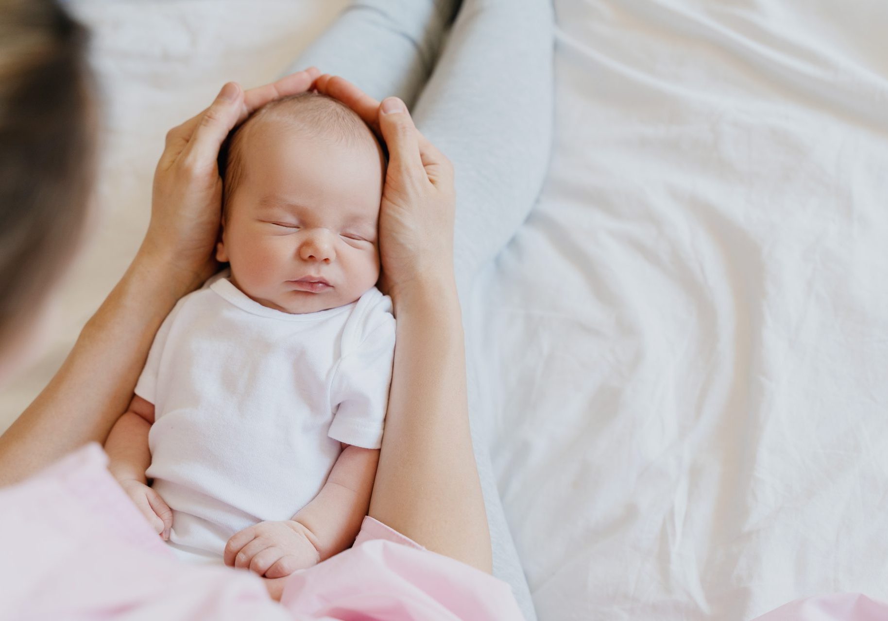 rumori-bianchi-neonato_cover neonato dorme in braccio alla mamma