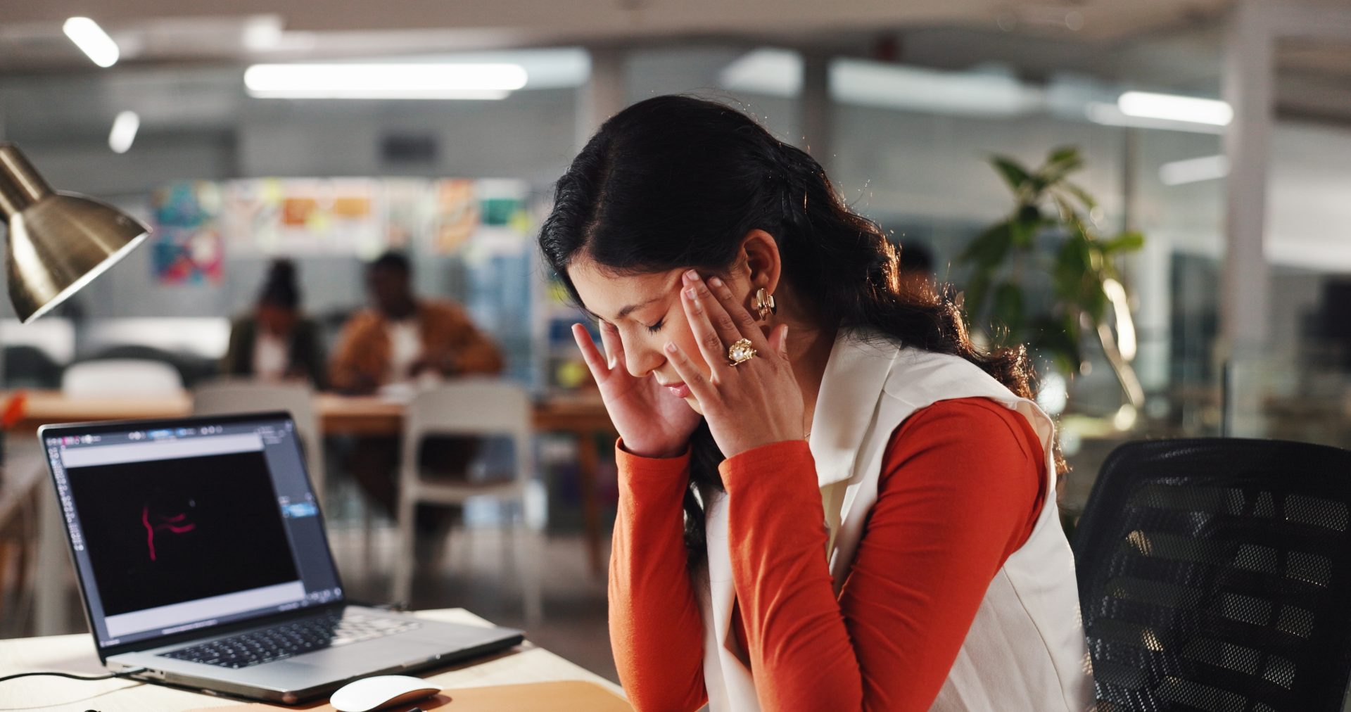 donna stressata al lavoro