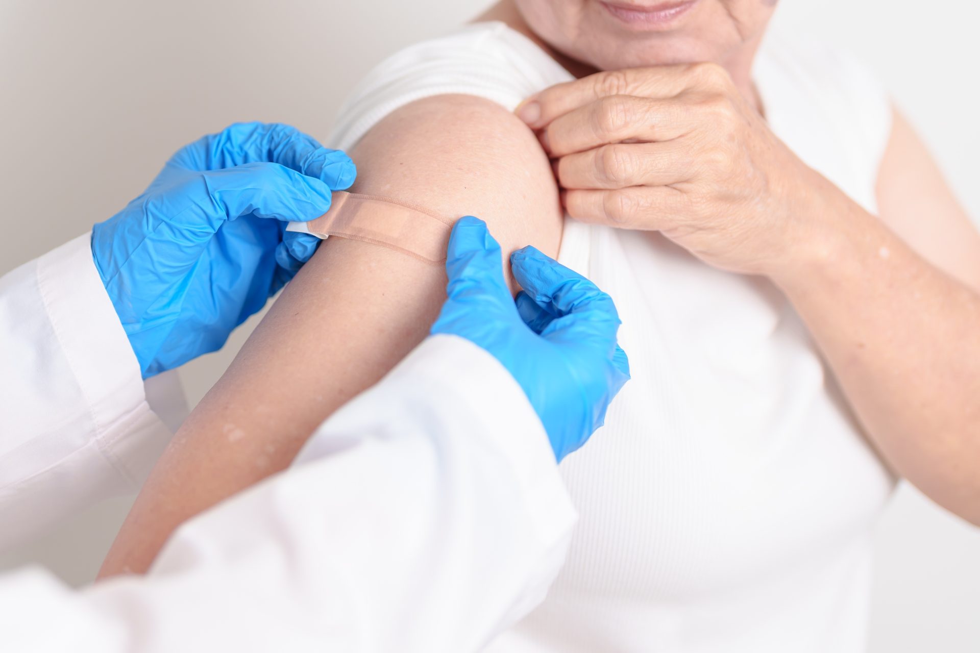 cerotto braccio dopo vaccino